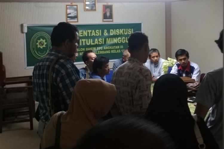Jaksa Penuntut Umum melakukan mediasi dengan pihak keluarga korban usai vonis yang dijatuhkan hakim terhadap terdakwa FR (16) di Pengadilan Negeri Klas 1 Palembang, Selasa (11/12/2018). Terdakwa divonis 10 tahun penjara karena terbukti melakukan pembunuhan terhadap Sofyan (45) sopir taksi online.
