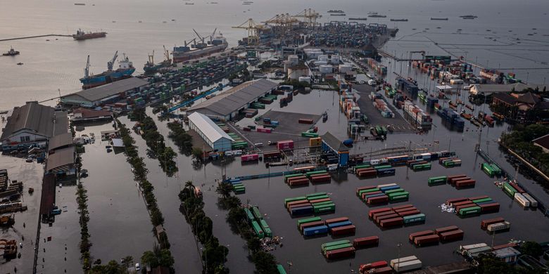 Foto udara kondisi banjir limpasan air laut ke daratan atau rob yang merendam kawasan Terminal Petikemas Pelabuhan Tanjung Emas Semarang, Jawa Tengah, Senin (23/5/2022). Banjir rob dengan ketinggian bervariasi hingga mencapai 1,5 meter itu disebabkan oleh tingginya pasang air laut serta adanya tanggul yang jebol di kawasan tersebut.