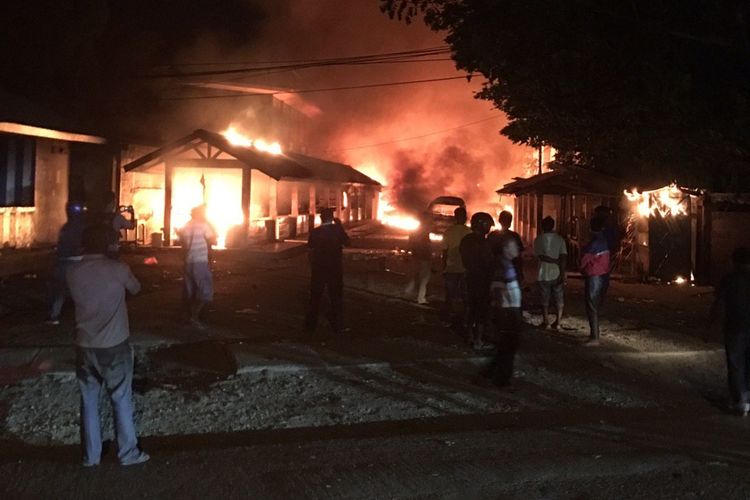 Beberapa bangunan yang dibakar massa saat terjadi keributan yang berujung gugurnya seorang anggota TNI, Jumat (24/5/2019)