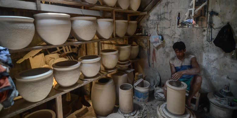 Salah satu pengrajin keramik Indonesia terlihat sedang membuat melakukan aktivitasnya yakni membuat keramik.