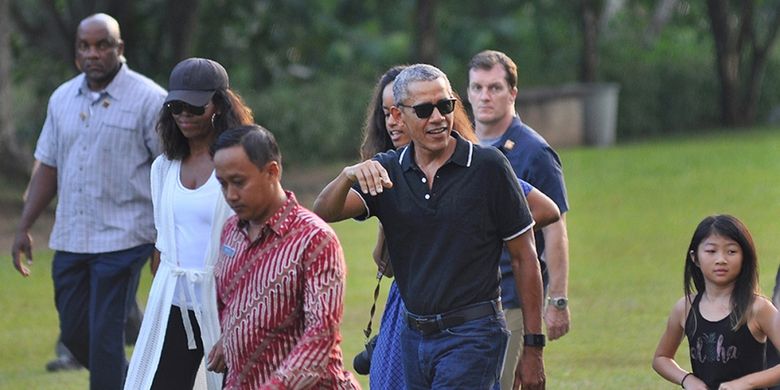 Mantan presiden AS Barack Obama (tengah) dan keluarganya tiba di Borobudur, Magelang, Rabu (28/6/2017). Obama berlibur ke Indonesia selama 10 hari dan berencana mengunjungi sejumlah kota, yaitu Bali, Yogyakarta, dan Jakarta.
