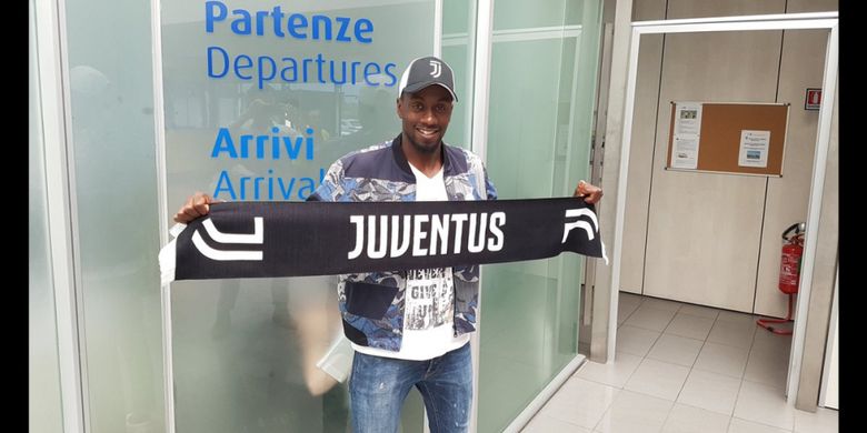 Gelandang Paris Saint-Germain, Blaise Matuidi, berpose di bandara ketika tiba di Turin, Rabu (16/8/2017), untuk menjalani tes kesehatan bersama Juventus.