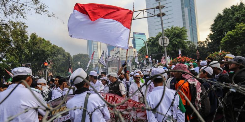 Massa menggelar aksi unjuk rasa di depan Kedutaan Besar (Kedubes) Myanmar di Jalan Agus Salim, Menteng, Jakarta Pusat, Rabu (6/9/2017). Massa mengecam tindakan kekerasan terhadap umat Islam Rohingya dan meminta Pemerintahan Republik Indonesia memutus hubungan diplomasi serta menurunkan bendera Myanmar di Kantor Kedutaaan Besar Myanmar.