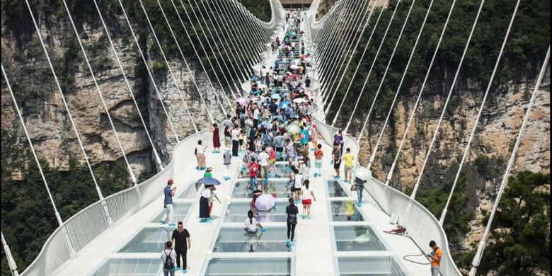 Jembatan kaca gantung Hongayu di Provinsi Hebe, China, diklaim sebagai jembatan kaca terpanjang di dunia. 