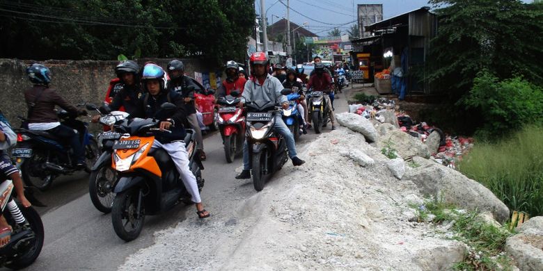 Bagi orang Bekasi Jalan Raya Pisangan merupakan akses penting sebagai penghubung Kabupaten Bekasi dengan Kota Bekasi, Cikarang, Marunda, Babelan, dan Jakarta. Akibat kerusakan jalan tersebut setiap hari lalu lintas di jalan ini selalu padat.