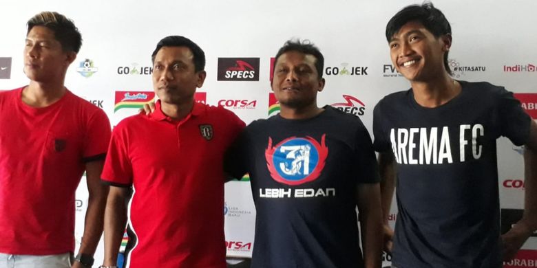 Asisten Pelatih Arema FC, Kuncoro (dua dari kanan) bersama pelatih Bali United dalam konferensi pers di Kantor Arema FC Kota Malang, Jumat (19/10/2018) 