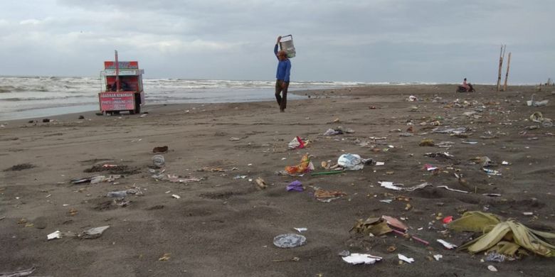 Sampah Berserakan di Sekitar Pantai Parangtritis, Bantul, Yogyakarta Rabu (2/1/2019)