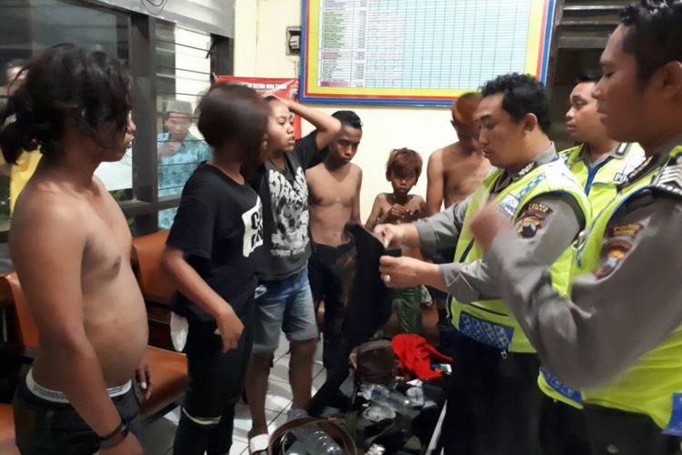 Ilustrasi: Anggota Polsek Wonosalam saat memeriksa anak punk yang melakukan pemalakan terhadap peziarah,  Rabu (3/5/2017)
