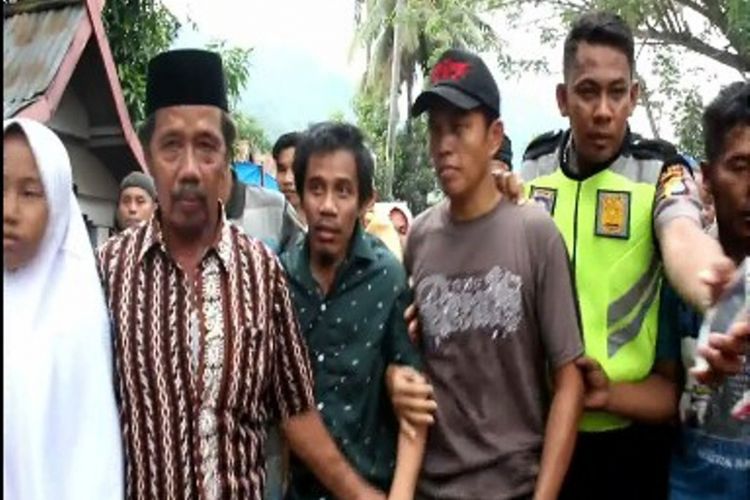 Syawal, satu dari dua warga Majene, Sulawesi Barat, yang disandera kelompok Abu Sayyaf jatuh pingsan sebelum memasuki rumahya. Syawal yang mengetahui istrinya telah meninggal duia saat dirinya ditahan tak kuasa menahan sedih hingga pingsan.