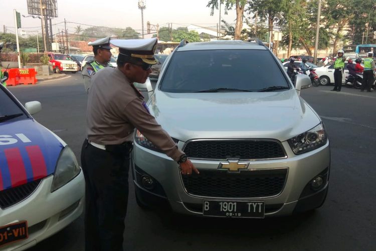 Kasatlantas Jakarta Timur AKBP Sutimin, mulai lakukan penglaihan mobil terdampak ganjil genap di Panjaitan, Rabu (18/7/2018)