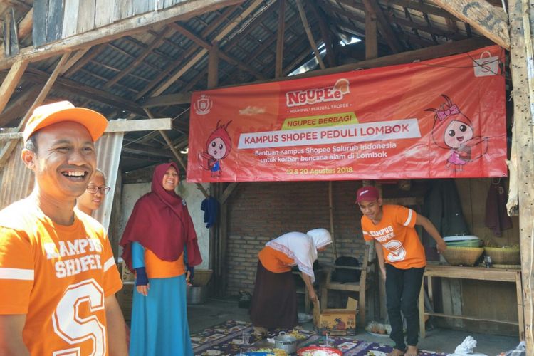 Rumah salah satu pengusaha UMKM kopi Lombok, Nurul Inayati, yang rusak karena gempa 5 Agustus 2018. Nurul mendapat bantuan dari Kampus Shopee, komunitas seller Shoppe di Indonesia, Senin (20/8/2018). 