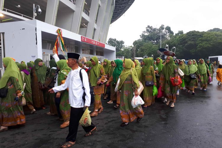 Ratusan ribu ibu-ibu sudah mulai memadati Stadion Utama Gelora Bung Karno (SUGBK), Jakarta Pusat untuk memperingati Hari Lahir (Harla) Muslimat Nahdlatul Ulama ke-73 pada Minggu (27/1/2019).  