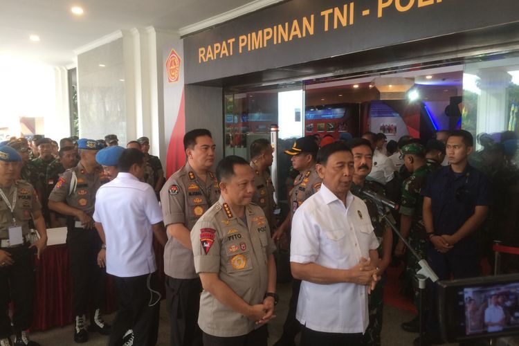 Menteri Koordinator Politik, Hukum, dan Keamanan Wiranto memberikan pembekalan kepada anggota TNI-Polri saat rapat pimpinan bersama di Gedung STIK-PTIK, Jakarta Selatan, Selasa (29/1/2019).