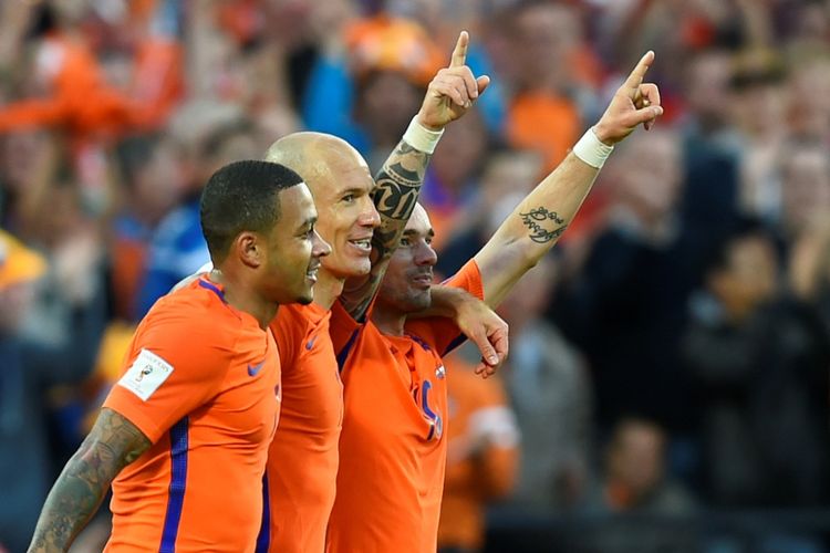 Wesley Sneijder (kanan) dan Arjen Robben (tengah) merayakan gol Belanda ke gawang Luksemburg pada partai Kualifikasi Piala Dunia zona Eropa Grup A di Stadion De Kuip, Jumat (9/6/2017).
