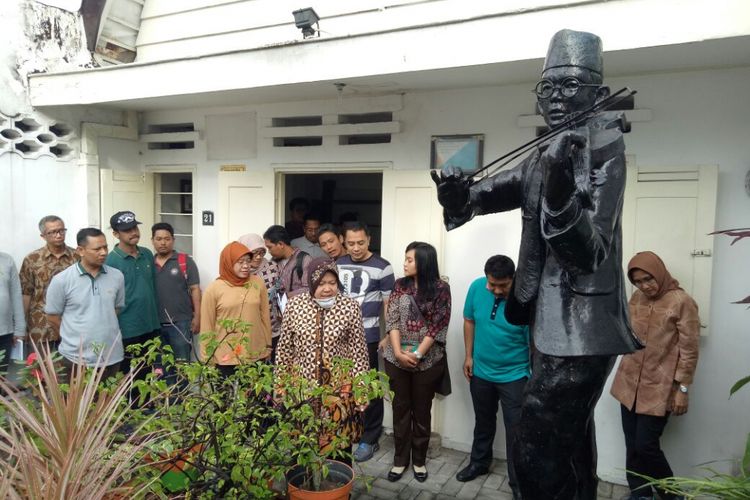 Risma meninjau rumah sejarah milik pahlawan WR Supratman di Jalan Mundu Surabaya.