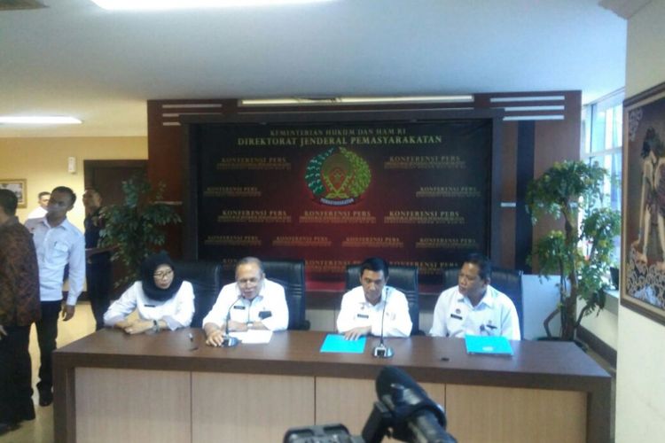 Pelaksana Tugas (Plt) Direktur Jenderal Pemasyarakatan (Dirjen PAS) Kementerian Hukum dan HAM Mamun (dua dari kiri), di Jakarta, Rabu (2/8/2017).