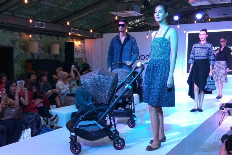 Stroller bermotif batik yang stylish.