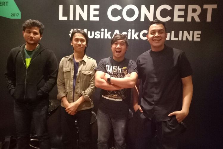 (Kiri ke kanan) Adam, Eros, dan Brian Sheila On 7 bersama vokalis Tulus berpose usai wawancara sebelum Line Concert di Grand City Hall, Surabaya, Jumat (8/9/2017).