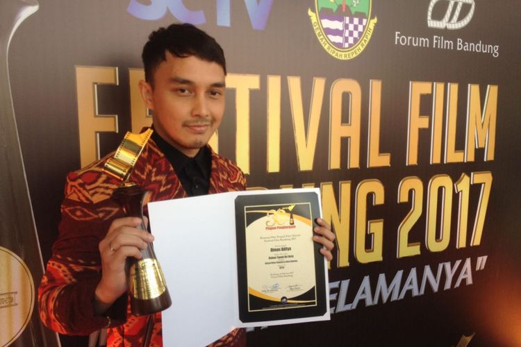 Dimas Aditya memegang trofi Festival Film Bandung (FFB) 2017, di kawasan Daan Mogot, Jakarta Barat, Minggu (22/10/2017).