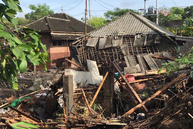 Rumah warga rusak akibat diterjang banjir di Lombok Timur, NTB, 19 November 2017.