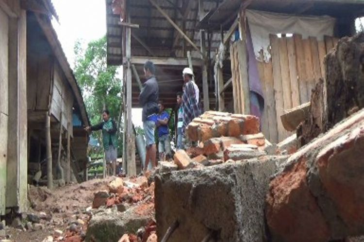 Lantaran tanah tempat mereka bermukim retak dan amblas 50 cm, warga Mamasa mengungsi dan membongkar paksa rumahnya.