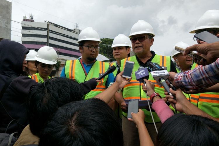 Perwakilan PT Hutama Karya (HK) sebagai perusahaan pelaksana proyek double double track (DDT) menyambangi lokasi jatuhnya crane di kawasan Jatinegara, Jakarta Timur, Minggu (4/2/2018). 