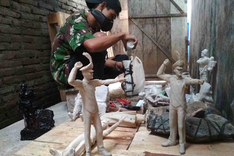 Proaes produksi souvenir militer milik Bowo, warga Perum Tidar Indah, Kota Magelang. 