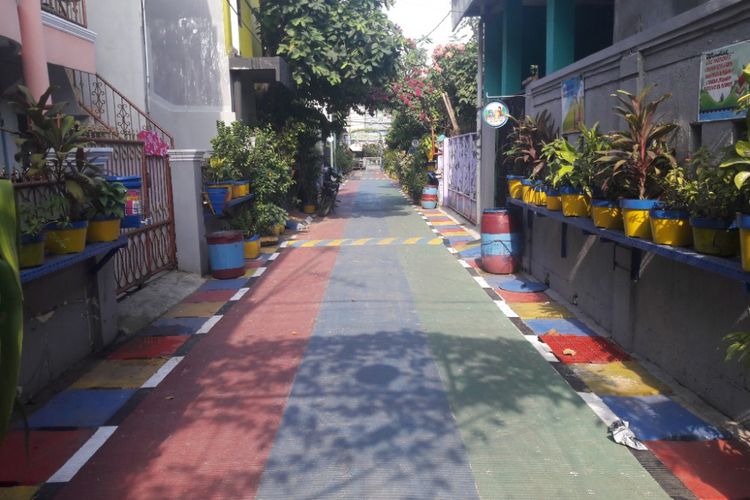Jalan di Gang Nangka yang dicat beraneka warna.