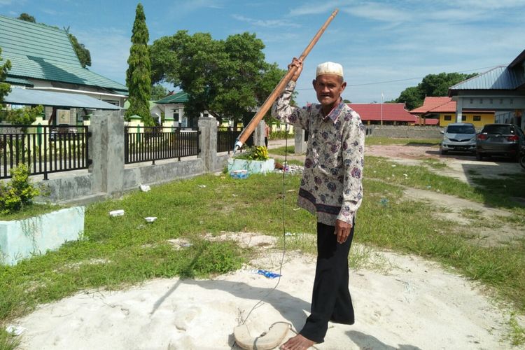 Murah Seker (71) memeragakan teknik menombak ikan duyung, yang 30 tahun lalu kerap ia lakukan, di Desa Teluk Bogam, Kecamatan Kumai, Kabupaten Kotawaringin Barat, Kamis (12/4/2018) 