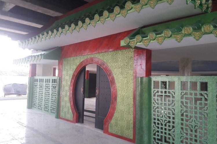 Pintu masuk masjid Babah Alun yang berada di kolong tol di kawasan Warakas, Jakarta Utara