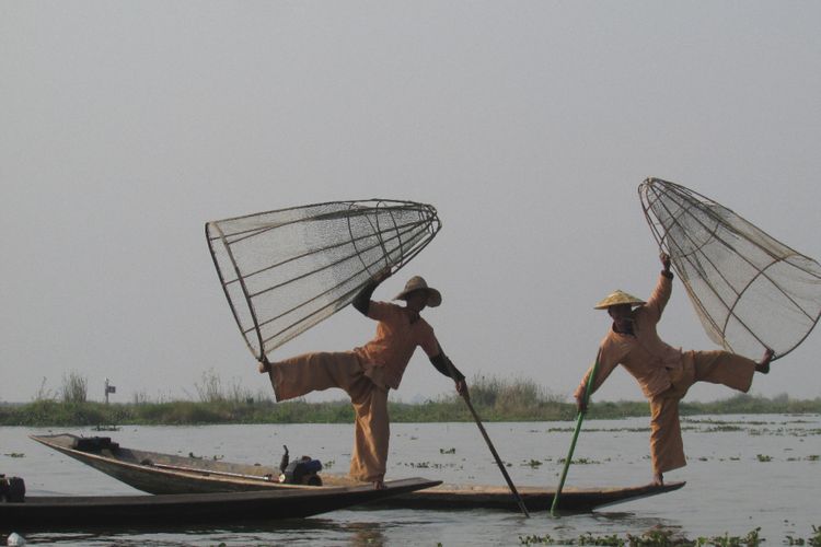 Atraksi nelayan-nelayan di Danau Inle, Myanmar.