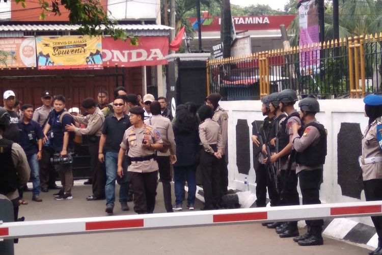 Situasi pengamanan di PN Jakarta Selatan jelang sidang vonis terhadap terdakwa terorisme Aman Abdurrahman, Jumat (22/6/2018).