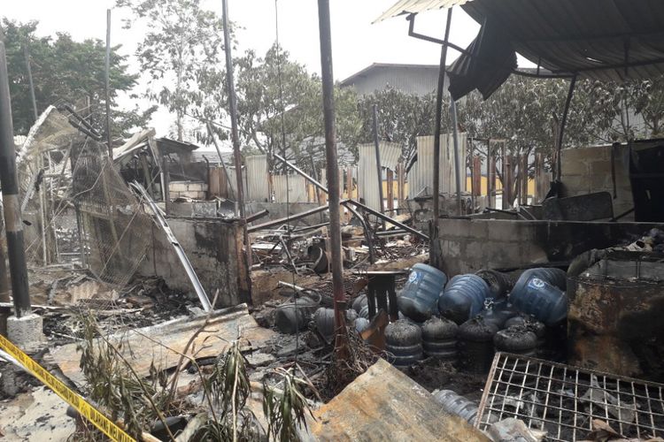 Sisa-sisa kebakaran di loksem di Jalan Pelepah Raya, Kelapa Gading, Jakarta Utara, Kamis (19/7/2018).