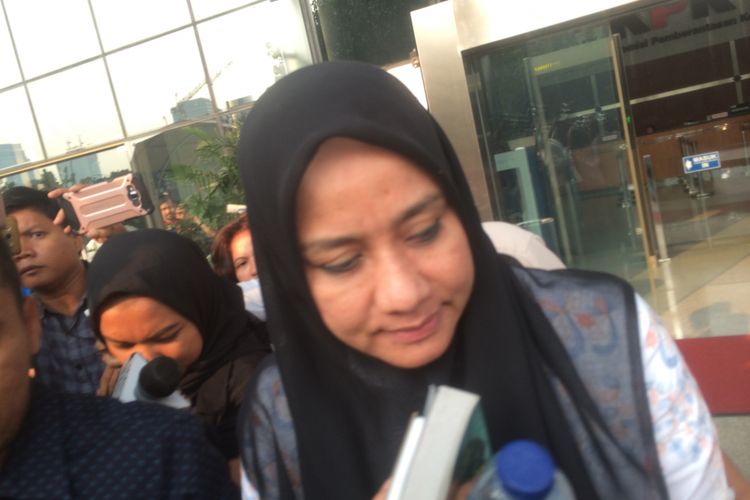 Istri Gubernur nonaktif Aceh Irwandi Yusuf, Darwati A Gani, seusai diperiksa di KPK, Selasa (31/7/2018).