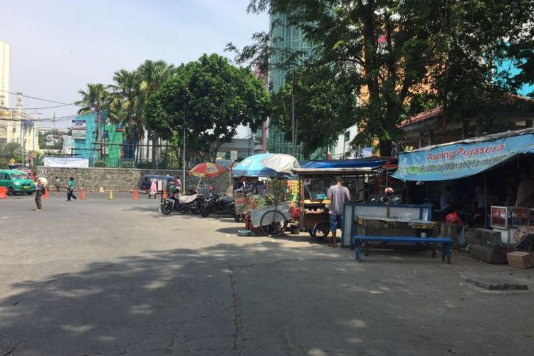 Pedagang kaki lima di terminal Depok, Jalan Margonda Raya, Kams(2/8/2018).