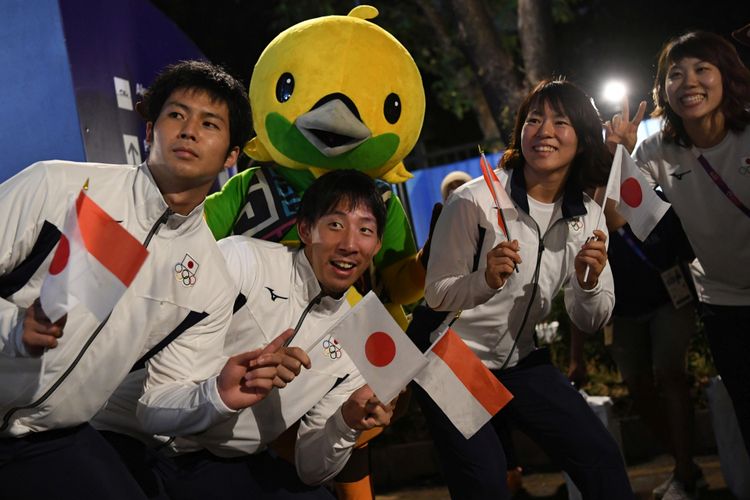 Kontingen Jepang berfoto bersama maskot sebelum mengikuti Upacara Pembukaan Asian Games ke-18 Tahun 2018 di Stadion Utama GBK, Jakarta, Sabtu (18/8/2018).