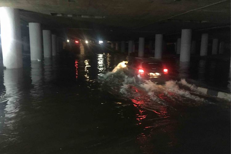 Terowongan Apron yang berada di Jalan HBR Motik, Kemayoran,  Jakarta  Pusat, terendam banjir setinggi 80 sentimeter, Senin (10/9/2018) malam.