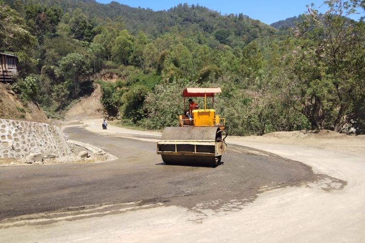 Akses jalan menuju Taman Nasional Danau Kelimutu diperlebar.