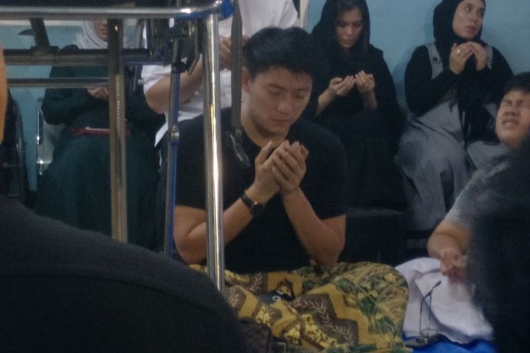 Ifan Seventeen dalam tahlilan yang digelar di area kargo Bandara Halim Perdanakusuma, Jakarta Timur, Selasa (25/12/20180) untuk mendoakan mendiang istrinya, Dylan Sahara.