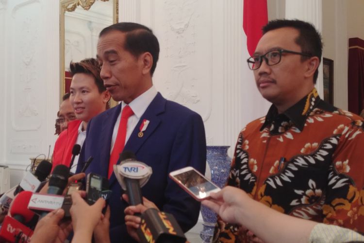 Atlet bulu tangkis Lilyana Natsir bertemu dengan Presiden Joko Widodo di Istana Merdeka, Jakarta, Selasa (29/1/2019). Lilyana yang baru saja memutuskan untuk pensiun pamitan ke Jokowi. 