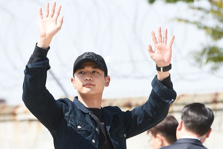 Choi Minho SHINee melambaikan tangan kepada para penggemar yang menunggunya di pusat pelatihan Korps Marinir Korea Selatan di Pohang, Provinsi Gyeongsang Utara, Senin (15/4/2019).