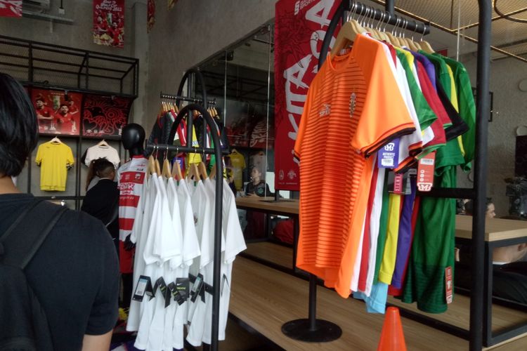 Deretan jersey klub Indonesia yang dijual di Garuda Store di Stadion Utama Gelora Bung Karno, Jakarta.