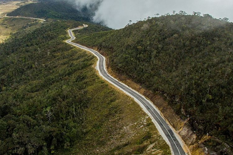 Jalan Trans Papua ruas Wamena-Habema. 
