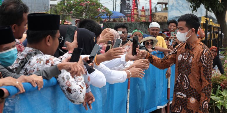 Wali Kota Solo Gibran Rakabuming Raka menyapa warga setelah melakukan peninjauan di Masjid Raya Sheikh Zayed Solo, Kelurahan Nusukan, Kecamatan Banjarsari, Kota Solo, Sabtu (19/11/2022)