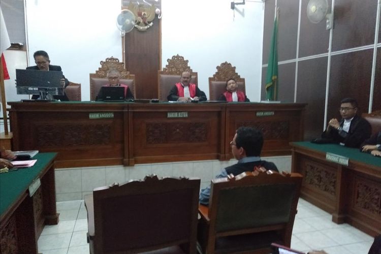 Mantan Plt Ketua PSSI, Joko Driyono dalam persidangan pembacaan tuntutan Jaksa Penuntut Umum di Pengadilan Negeri Jakarta Selatan, Kamis (4/7/2019)