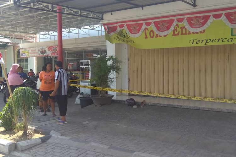 Toko Emas Morodai di Kecamatan Barat Kabupaten Magetan menjadi korban perampokan seorang pria dengan bersenjata pistol. Pelaku juga mengancam menggunakan bom.