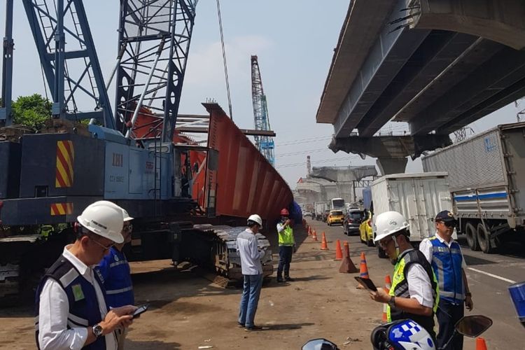 Contra flow di ruas tol Jakarta-Cikampek KM 28, Cikarang, Kabupaten Bekasi diakhiri pasca pemindahan Steel I Girder selesai, Rabu (22/5/2019).