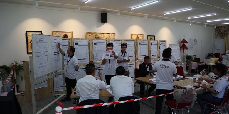 Suasana penghitungan suara di KBRI Kopenhagen, Denmark, pada Rabu (17/4/2019).