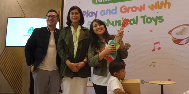 Marketing Manager ELC Indonesia Abi Shihab, Psikolog keluarga sekaligus pendiri Rumah Dandelion, Nadya Pramesrani dan Celebrity Mom Chua Kotak pada talkshow Play and Grow with ELC Musical Toys di Pacific Place, Jakarta Selatan, Rabu (10/7/2019).