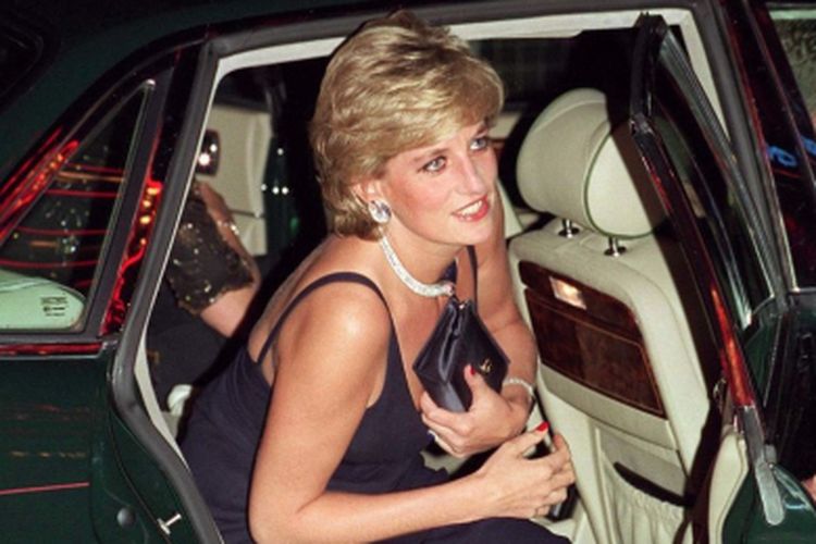 Putri Diana saat keluar dari mobil